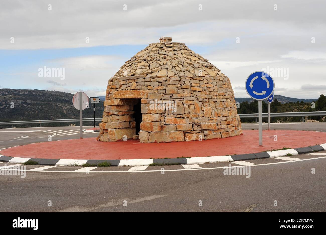 Atzeneta del Maestrat or Adzeneta, Coll del Port. Traditional dry stone hut. Alto Maestrazgo, Castellon, Comunidad Valenciana, Spain. Stock Photo