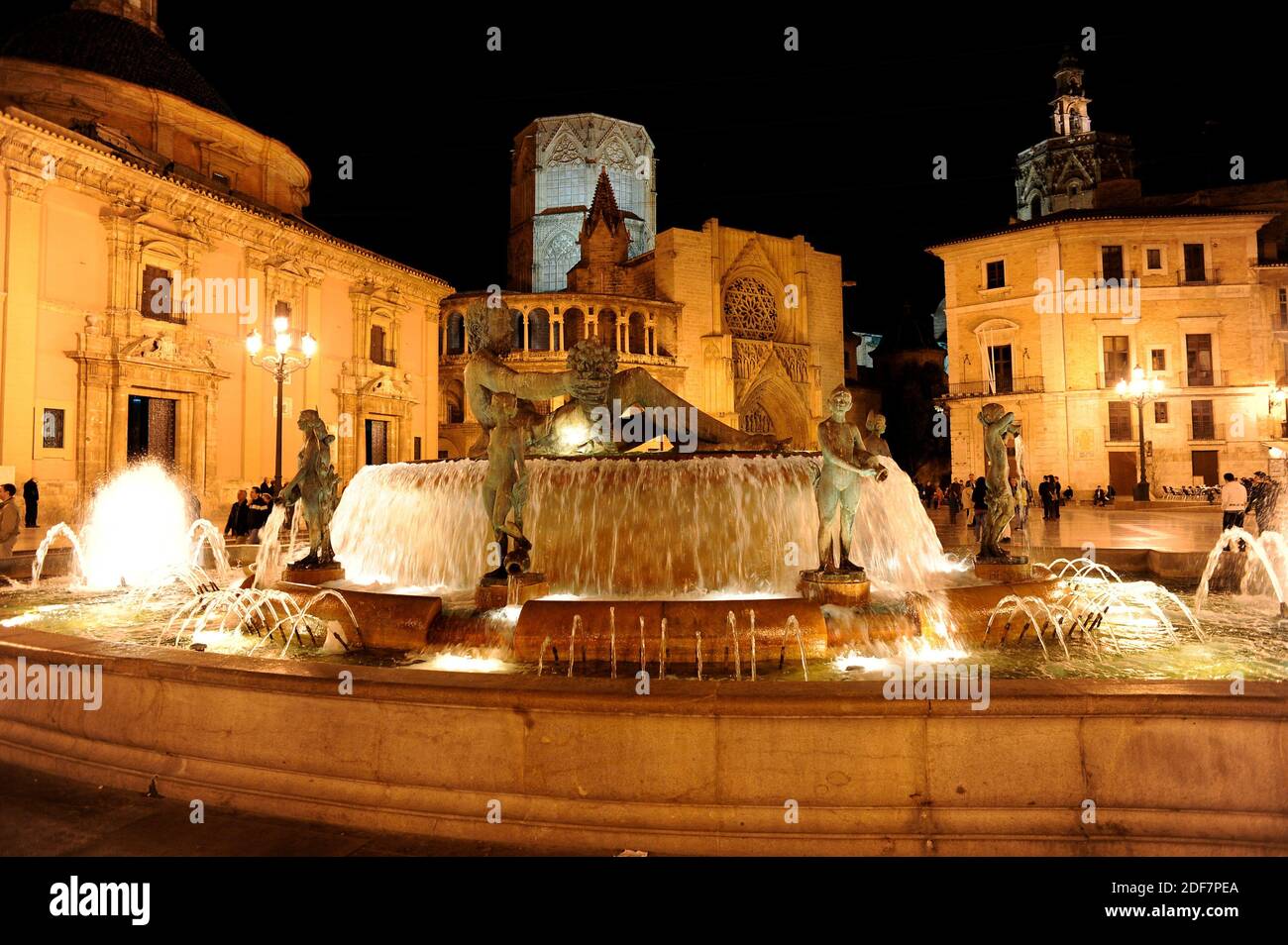 Valencia, Plaza de la Virgen with ornamental fountain (font del Turia). Comunidad Valenciana, Spain. Stock Photo