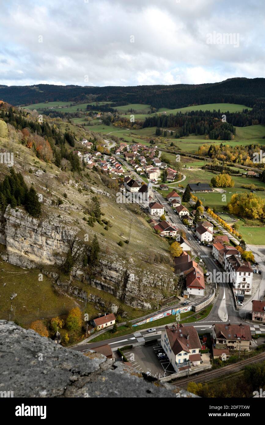France, Doubs, La Cluse et Mijoux, the cluse, from Joux castle, the village  towards Switzerland Stock Photo - Alamy
