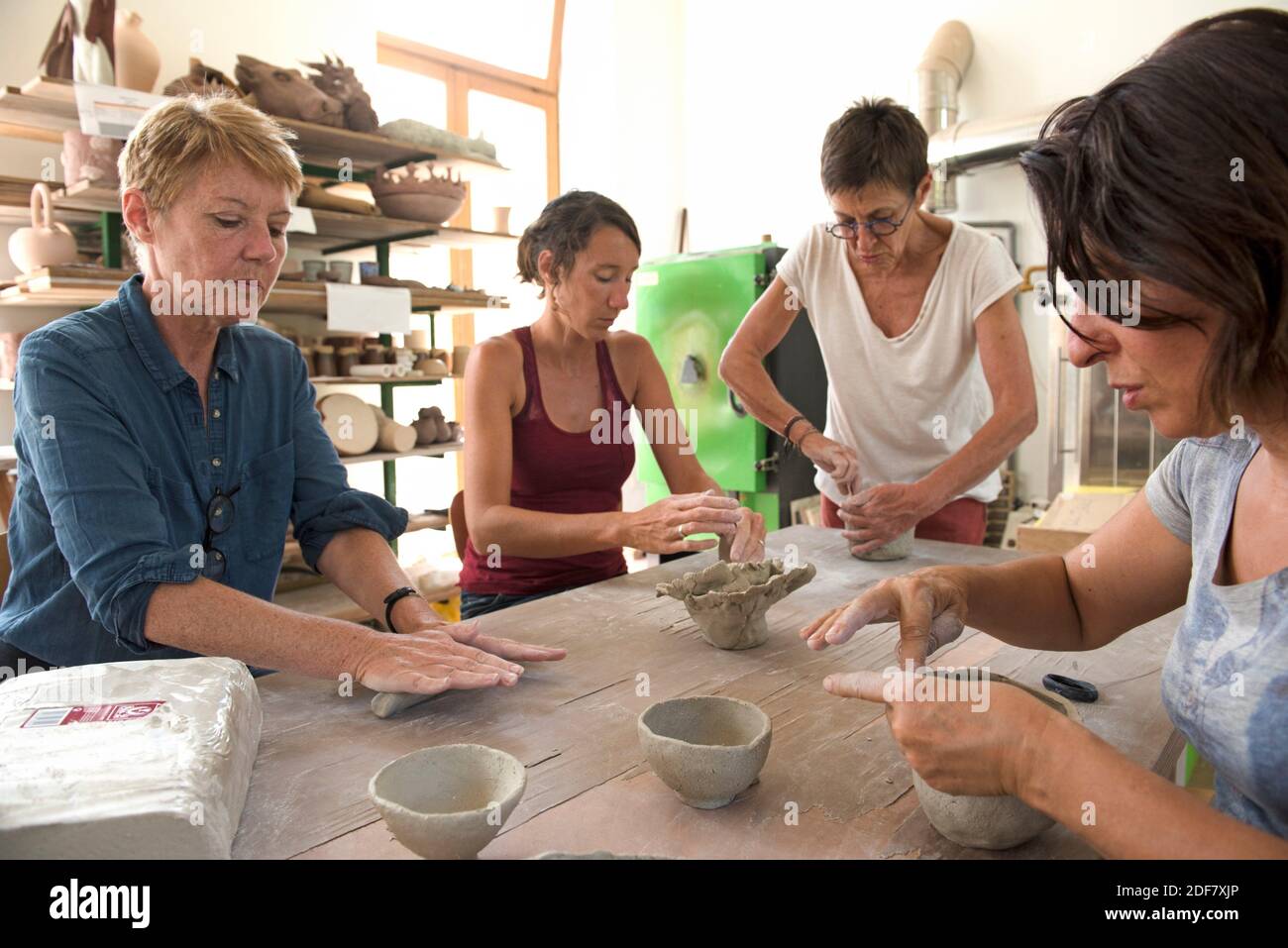 Atelier d'initiation anime par la ceramiste-sculpteur Dominique Coenen,  Centre de ceramique contemporaine, Village de La Borne, departement du Cher  Stock Photo - Alamy