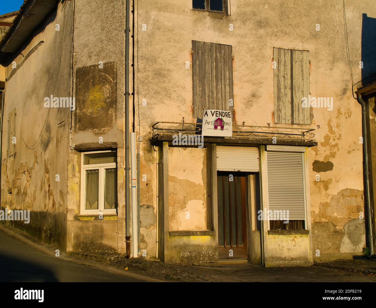 French house sale sign hires stock photography and images Alamy