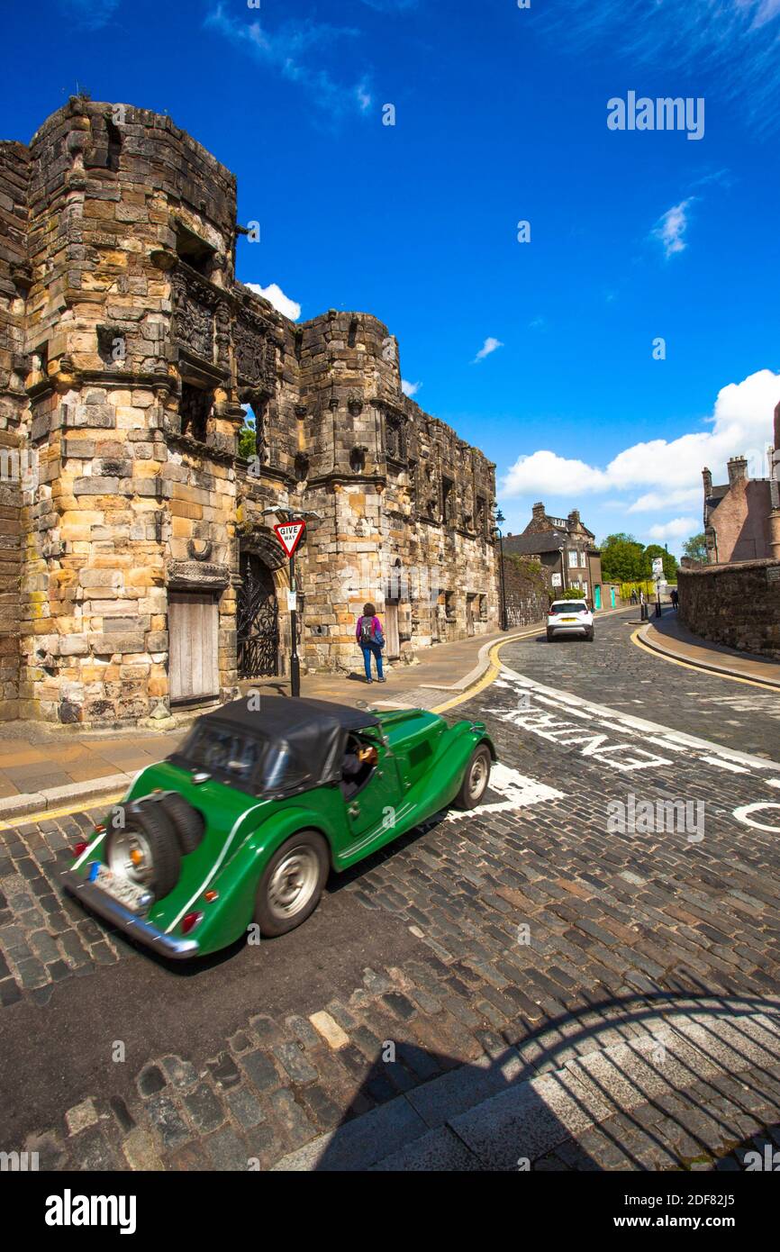 Classic old car, Façade of Mar´s Wark or Mar´s Lodging ruined, Historic Scotland, Stirling city, Scotland, United Kingdom, Europe. Stock Photo