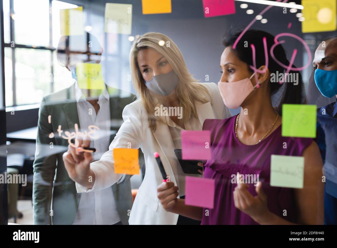 People wearing face masks hi-res stock photography and images - Alamy