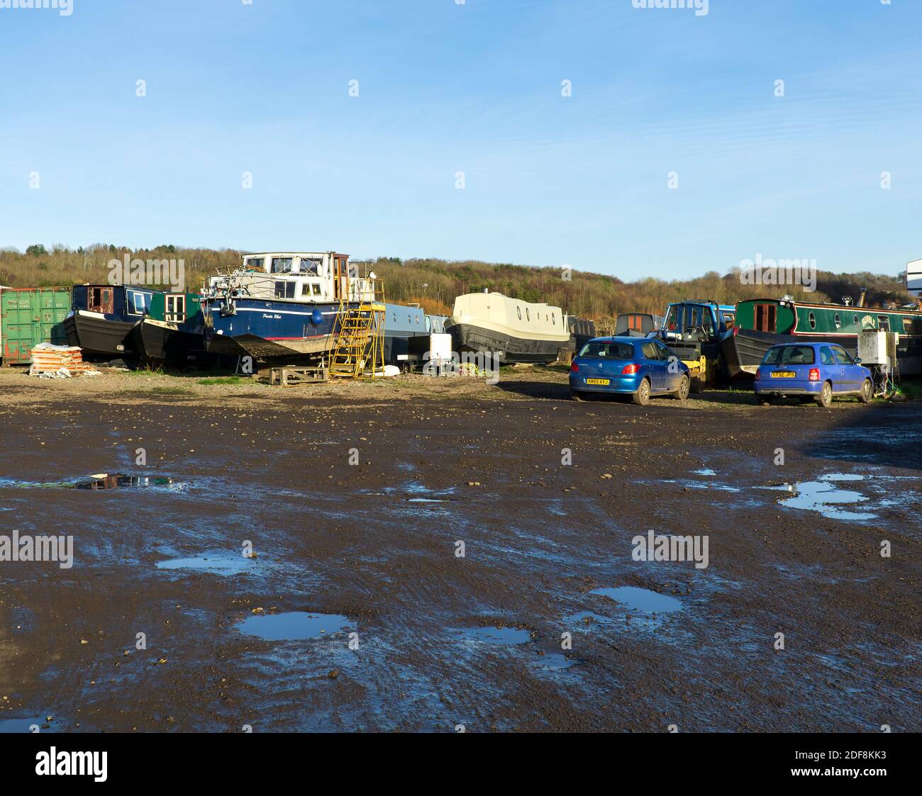 Junk yard boats hi-res stock photography and images - Alamy