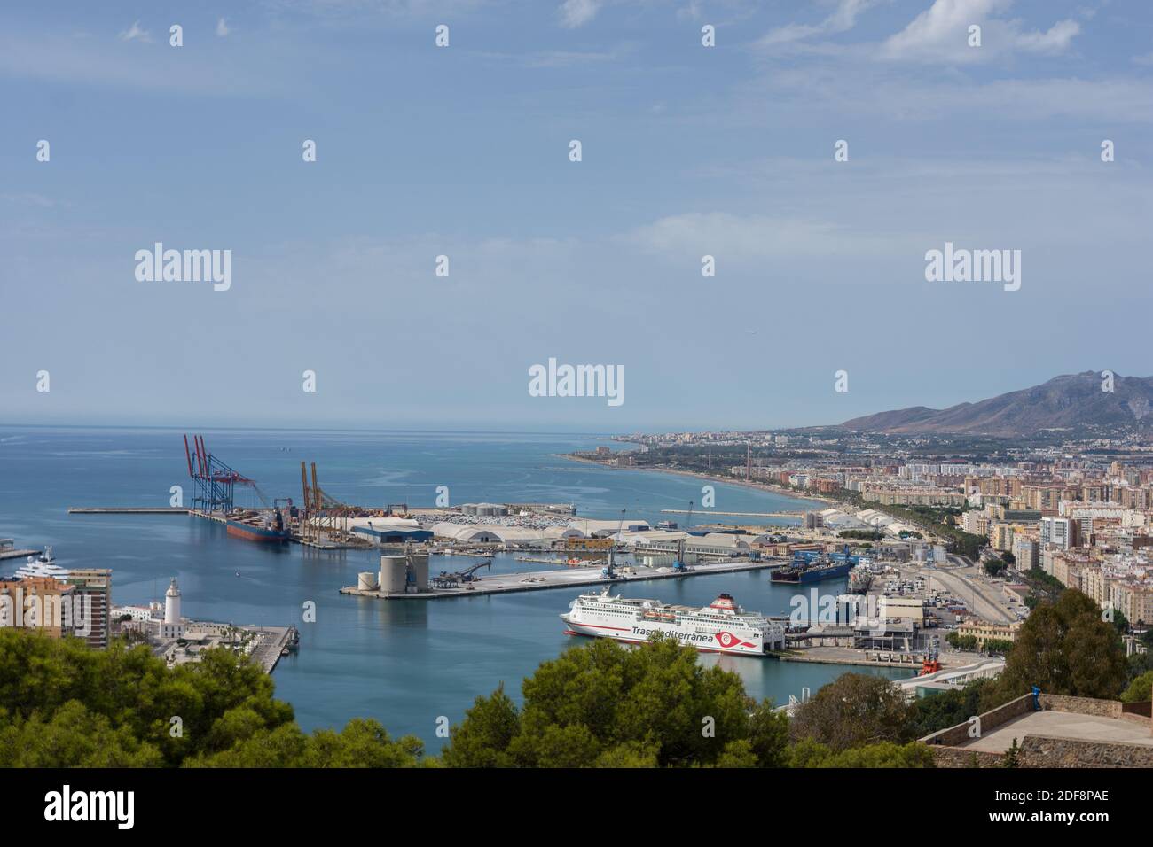 Vistas del puerto maritimo de Malaga, con la ciudad y las montanas de fondo. Tambien se puede ver el paseo Muelle 1. Stock Photo
