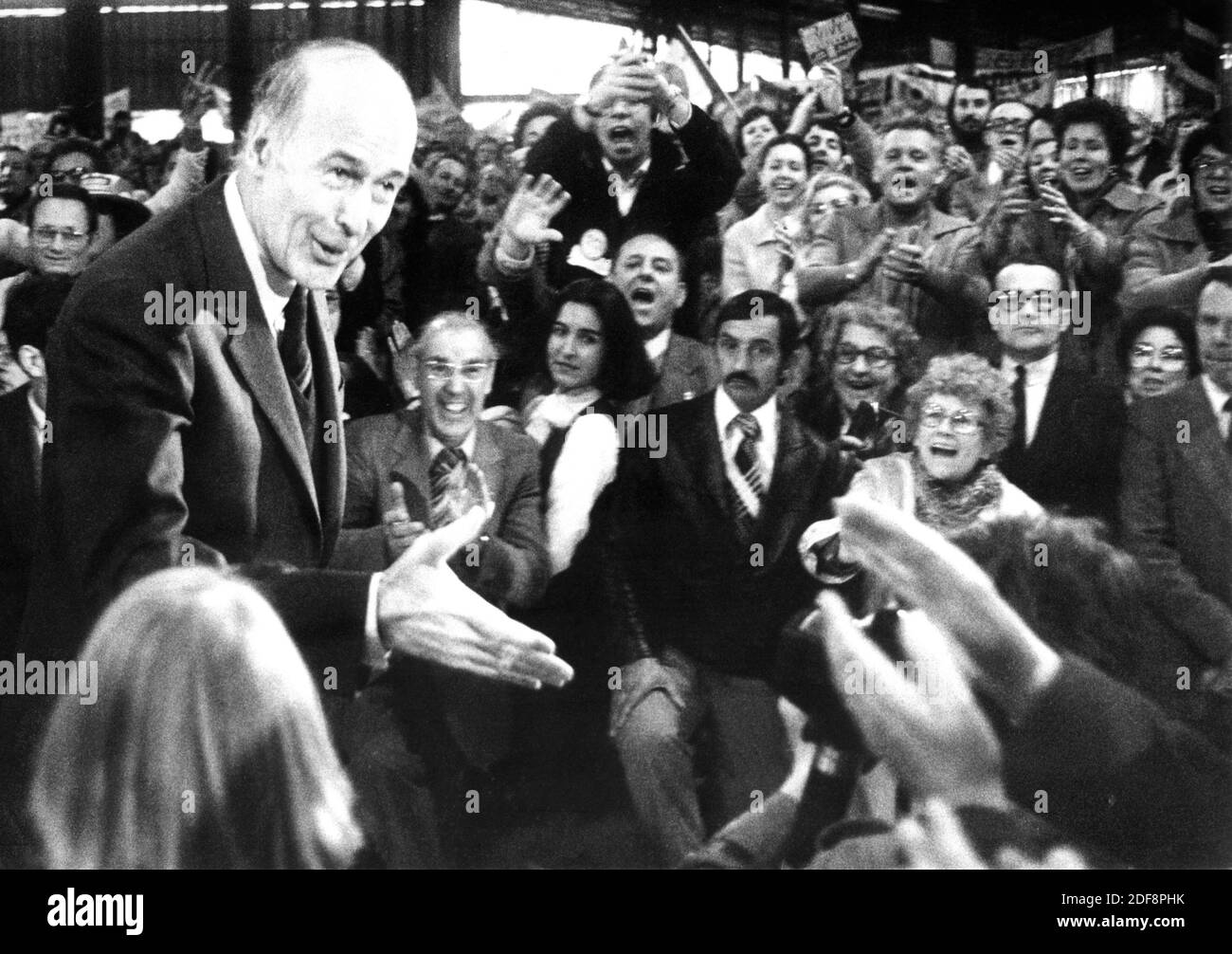 AJAXNETPHOTO. 3RD MAY, 1981. PARIS, FRANCE. - PRESIDENTIAL HOPEFUL - VALÉRY GISCARD D'ESTAING WHO DIED 02 DECEMBER 2020, GETS WARM WELCOME FROM SUPPORTERS AT A RALLY HE ATTENDED.PHOTO:JONATHAN EASTLAND/AJAX REF:810305 1 1 Stock Photo