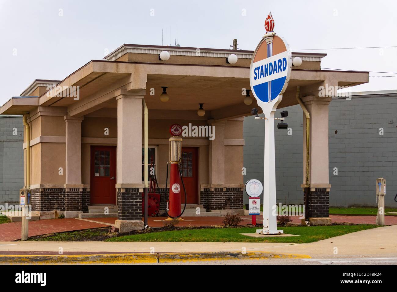 Usa illinois vintage service station hires stock photography and