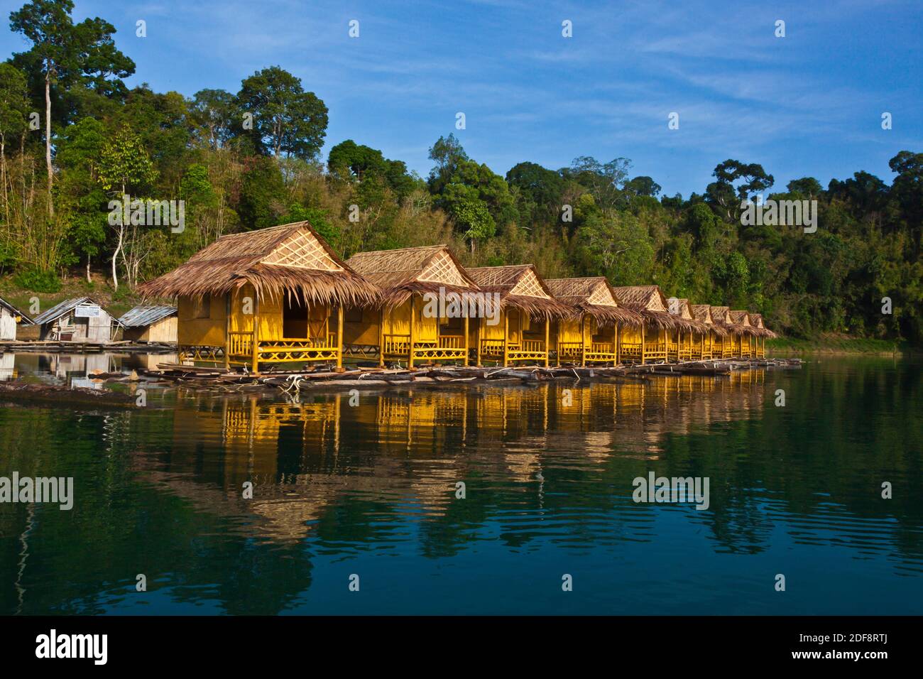 KLONG YEE RAFT HOUSE on CHEOW EN LAKE in KHAO SOK NATIONAL PARK - THAILAND Stock Photo