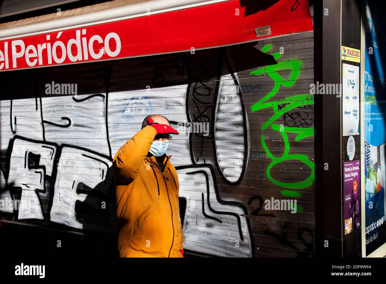 Man shielding his eyes from the sun, Barcelona, Spain Stock Photo - Alamy