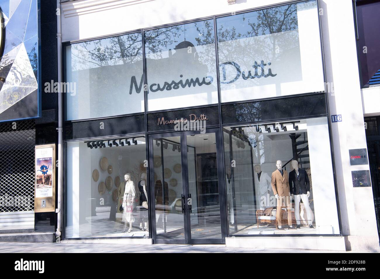 Massimo dutti boutique hi-res stock photography and images - Alamy