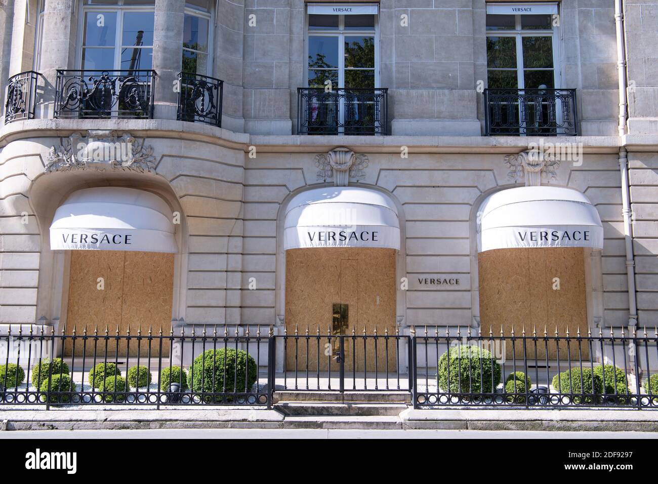 The article: Versace Reopens Boutique in Avenue Montaigne, Paris