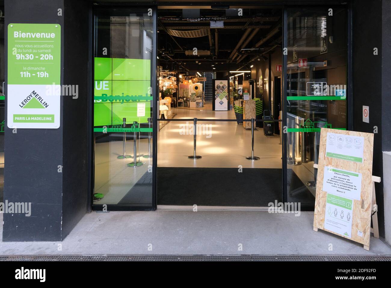 Leroy Merlin Madeleine Store, Paris, France on April 8, 2020. Some  do-it-yourself stores offer Internet ordering and drive-through systems to  help slow the spread of coronavirus disease. Des protocoles très stricts ont