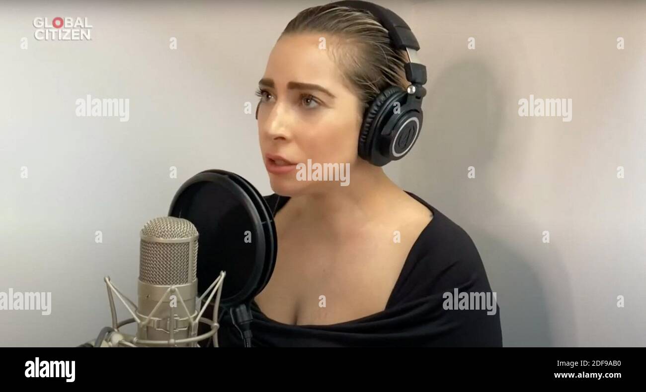 capture-lady-gaga-seen-performing-live-o