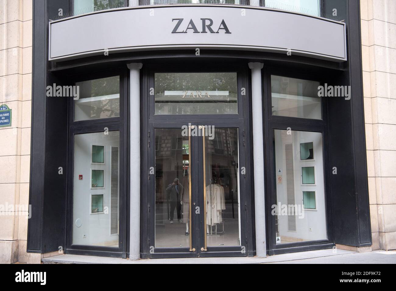 Zara paris store hi-res stock photography and images - Alamy