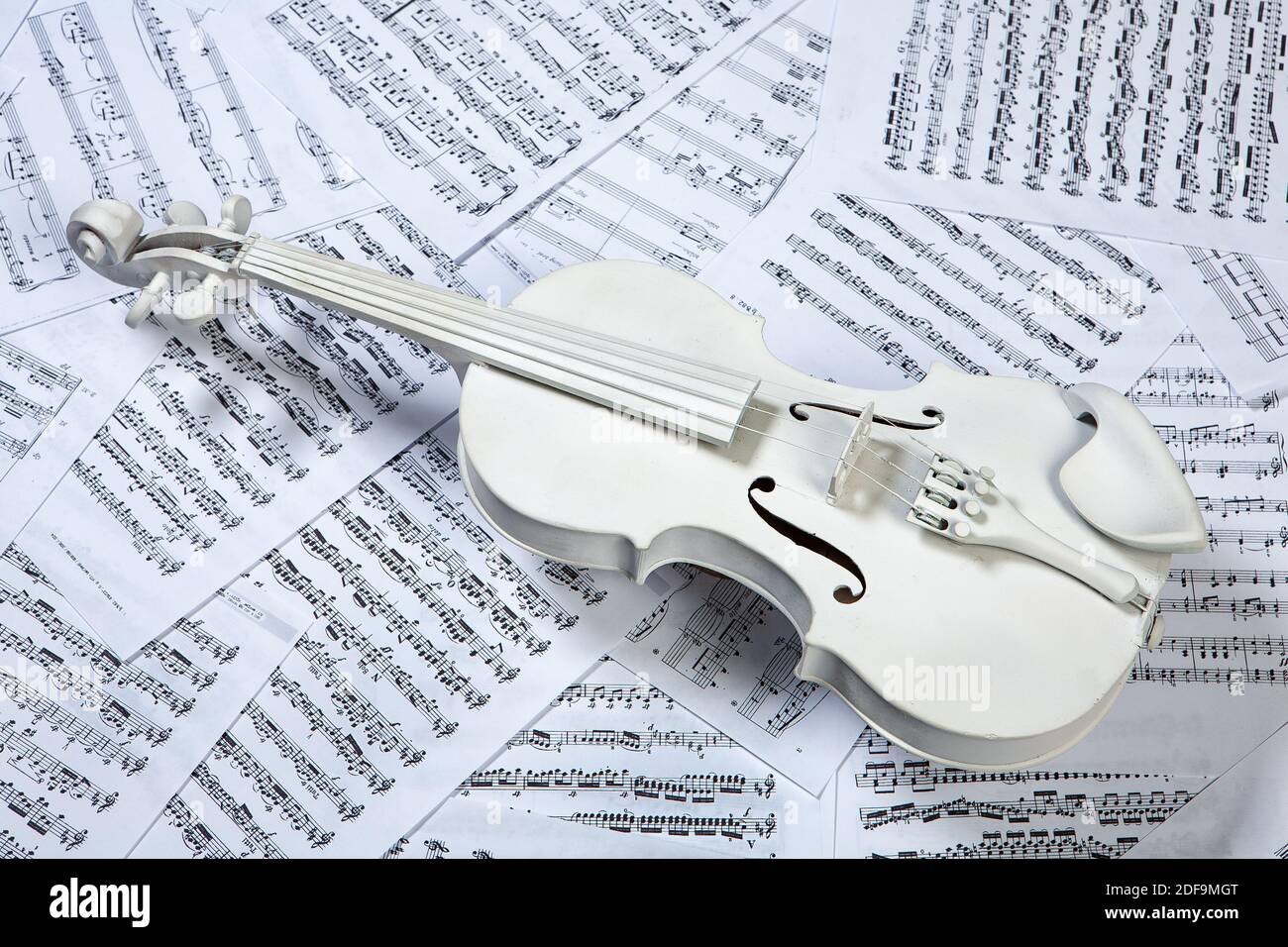 White violin on the notes Stock Photo Alamy