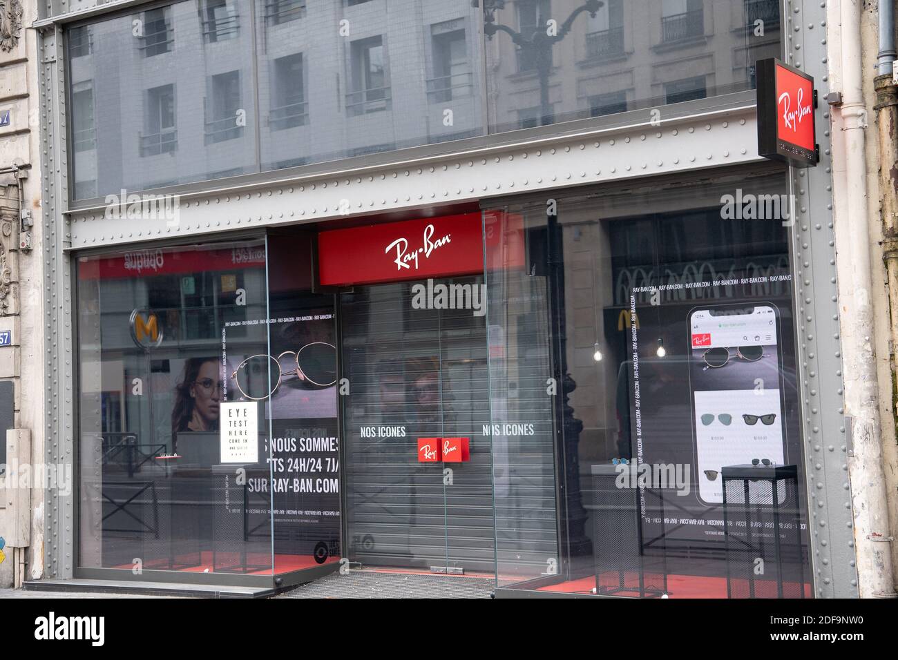 A general view n of Ray-Ban store, on May 04, 2020 in Paris, France.Photo  by David NIVIERE/ABACAPRESS.COM Stock Photo - Alamy