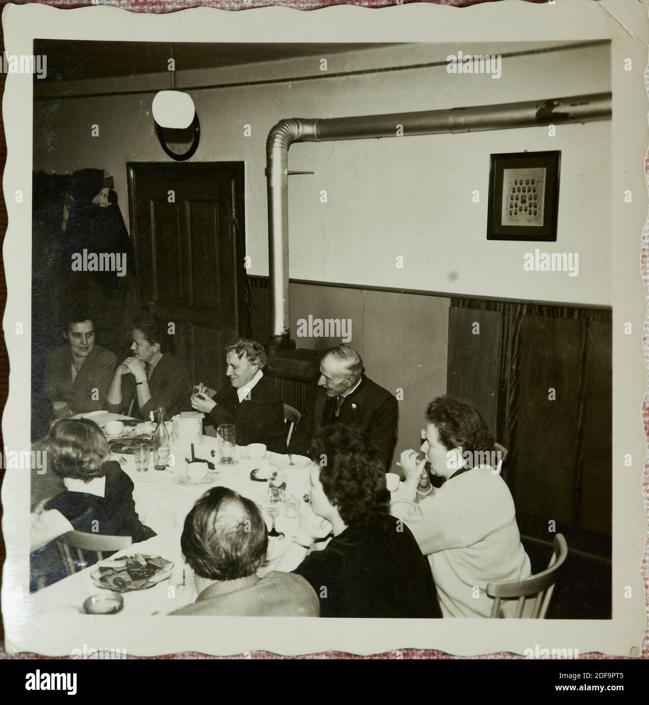 Historical Photo:  Group of people at a restaurant Hotel Alte Post in Biessenhofen, Bavaria 1958 Reproduction in Marktoberdorf, Germany, October 26, 2020.  © Peter Schatz / Alamy Stock Photos Stock Photo