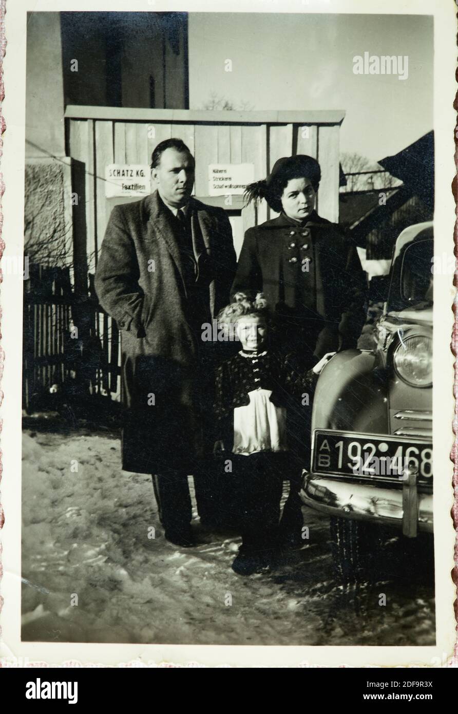 Historical Photo:  Family with daughter in winter times 1952 next to a oldtimer Opel Olympia car, Reproduction in Marktoberdorf, Germany, October 26, 2020.  © Peter Schatz / Alamy Stock Photos Stock Photo