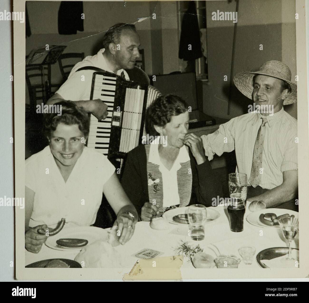 Historical Photo:  Wedding party 1962 . A man is playing the accordion in Biessenhofen, Bavaria. Reproduction in Marktoberdorf, Germany, October 26, 2020.  © Peter Schatz / Alamy Stock Photos Stock Photo