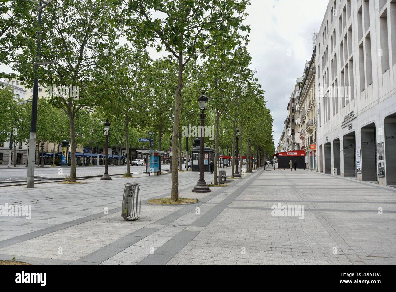 JOGGER IN FRONT OF THE CLOSED LOUIS VUITTON BOUTIQUE, AVENUE DES CHAMPS  ELYSEES DURING THE COVID-19 PANDEMIC LOCKDOWN, PARIS, ILE DE FRANCE Stock  Photo - Alamy