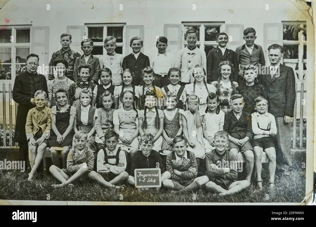 Historical Photo:  Class photo in Ingenried, Bavaria, Germany 1950. Reproduction in Marktoberdorf, Germany, October 26, 2020.  © Peter Schatz / Alamy Stock Photos Stock Photo