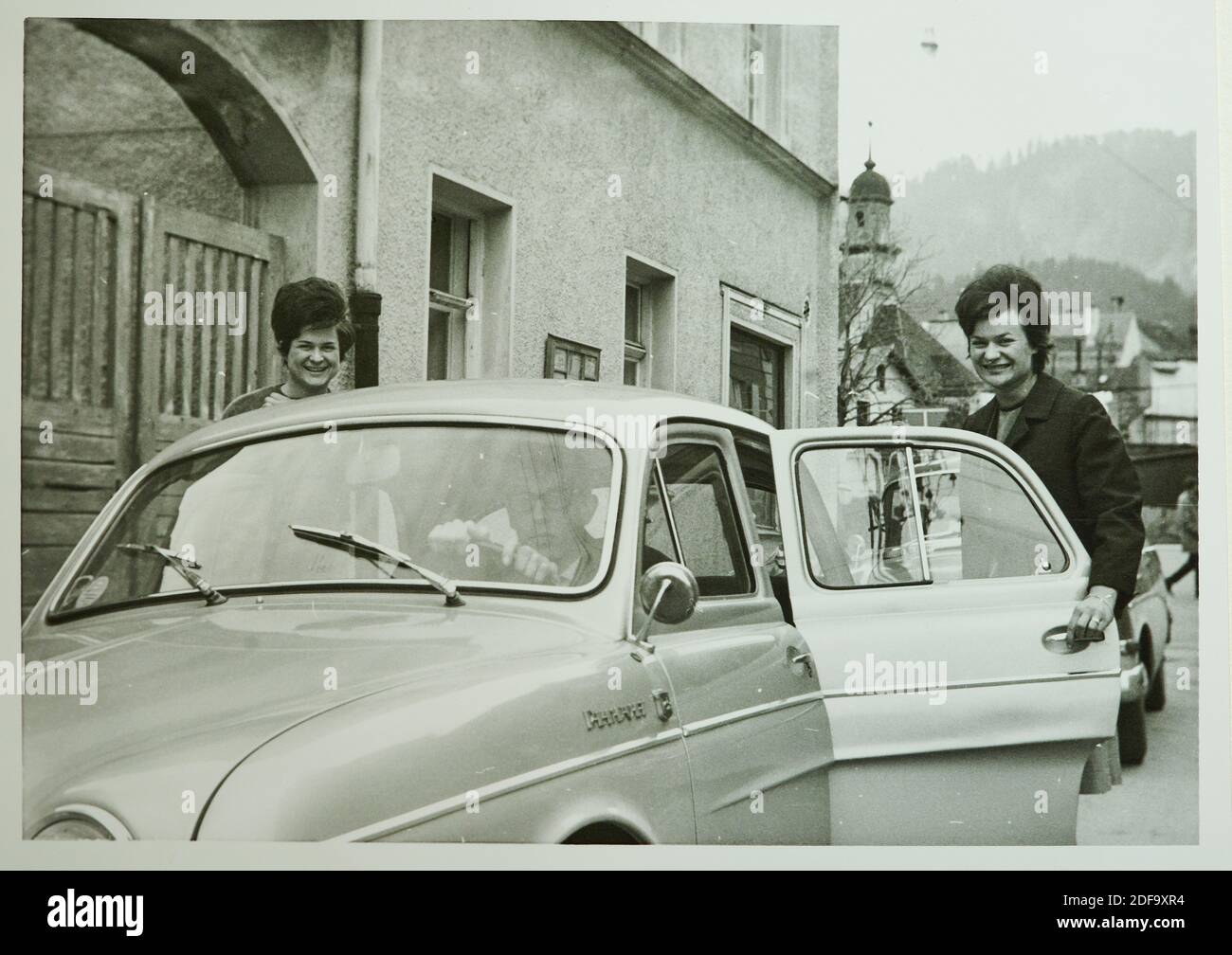 Historical Photo:  Two woman and a man with a Renault oldtimer car 1962 in Biessenhofen, Germany. Reproduction in Marktoberdorf, Germany, October 26, 2020.  © Peter Schatz / Alamy Stock Photos Stock Photo