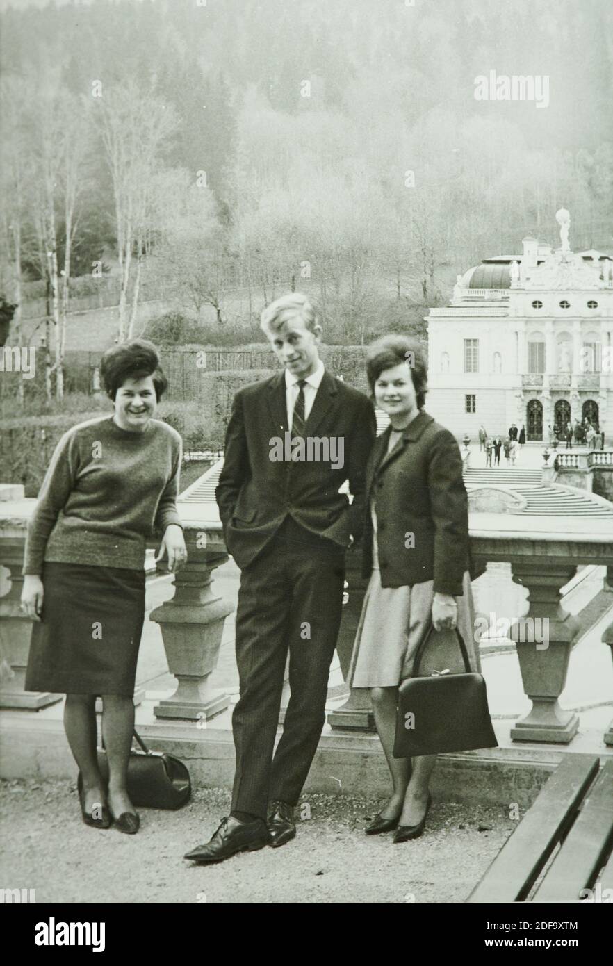 Historical Photo:  Two woman and a man at Schloss Linderhof castle 1962 in Oberammergau, Germany. Reproduction in Marktoberdorf, Germany, October 26, 2020.  © Peter Schatz / Alamy Stock Photos Stock Photo
