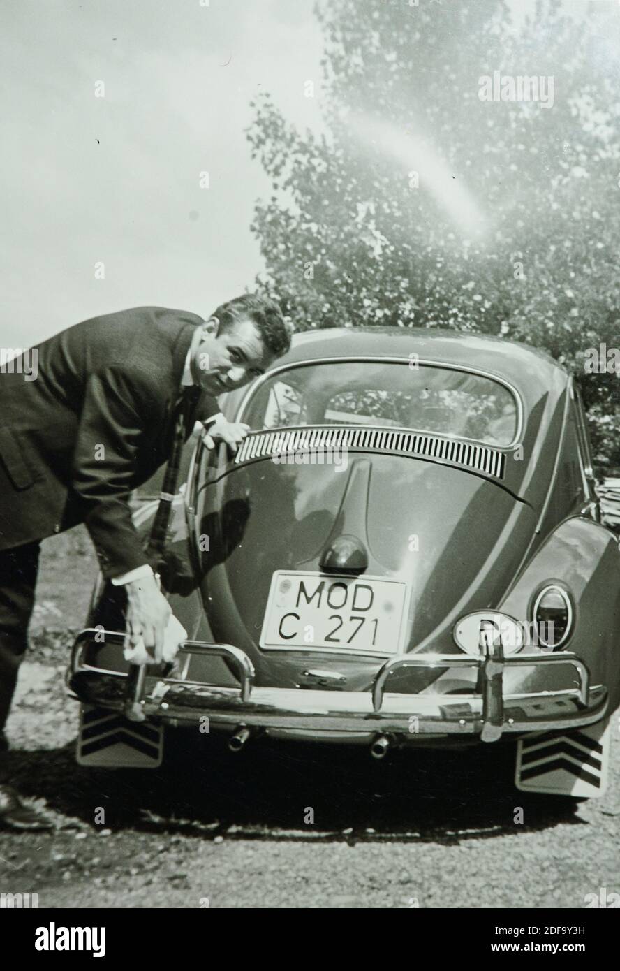 Historical Photo:  A man cleans his VW Kaefer car  1962 in Biessenhofen, Bavaria, Germany. Reproduction in Marktoberdorf, Germany, October 26, 2020.  © Peter Schatz / Alamy Stock Photos Stock Photo