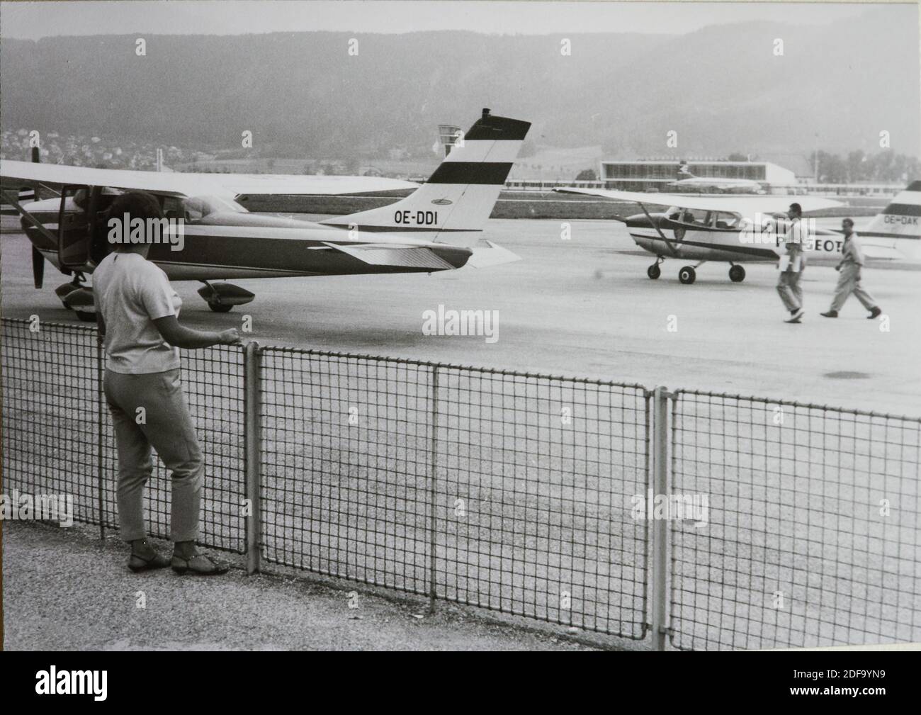 Historical Photo:  Woman watching Cessna aeroplanes at Airport Innsbruck 1963. Reproduction in Marktoberdorf, Germany, October 26, 2020.  © Peter Schatz / Alamy Stock Photos Stock Photo