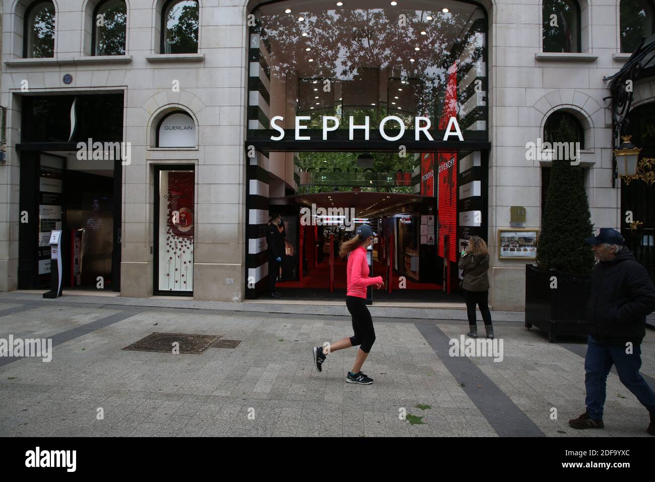 Sephora paris hi-res stock photography and images - Page 3 - Alamy