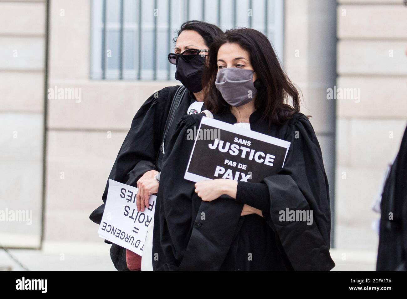 Coronavirus - - After lockdown day - Lawyers for the Black Robe Brigade demonstrate outside the Ministry of Justice to defend the freedoms and principles of our rule of law