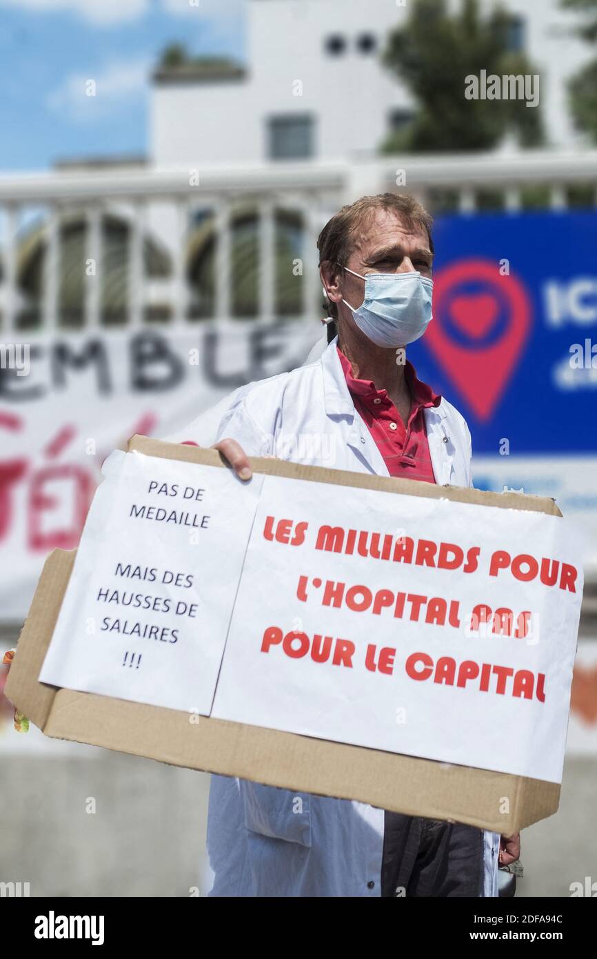 Demonstration of the hospital staff in front of Robert Debre Hospital.  Caregivers are asking for an increase in salaries, more hiring and more  means. Paris, May 21, 2020. Photo by Pierrick Villette/Avenir