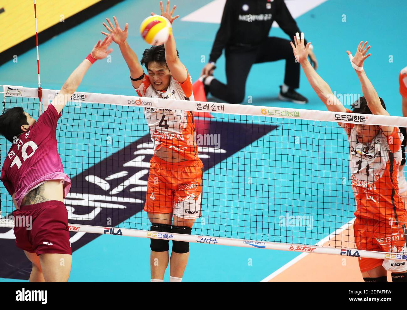 04th Dec, 2020. Pro volleyball game without fans Cho Jaeseong and Park