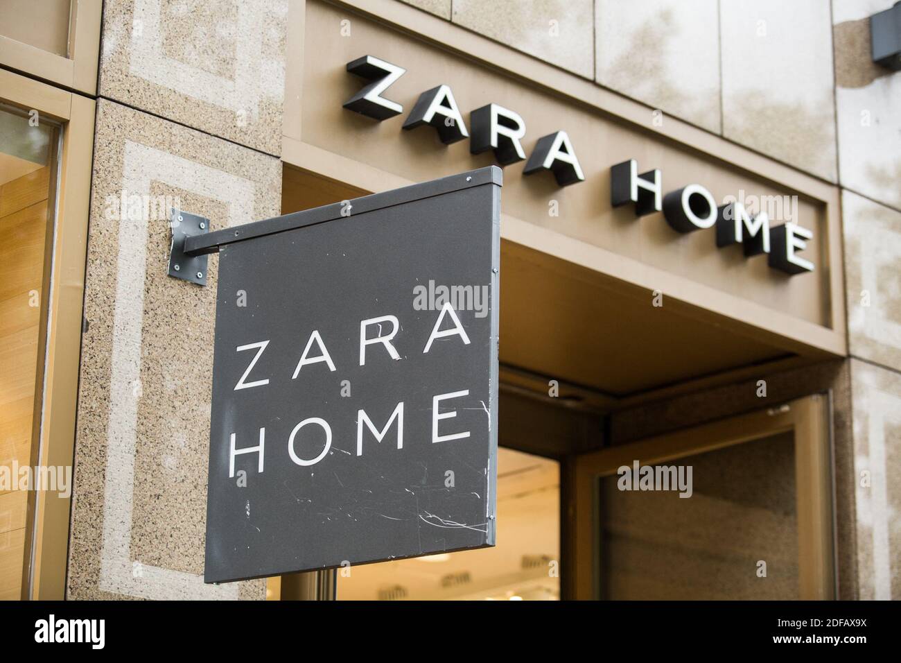 Paris france zara hi-res stock photography and images - Page 3 - Alamy