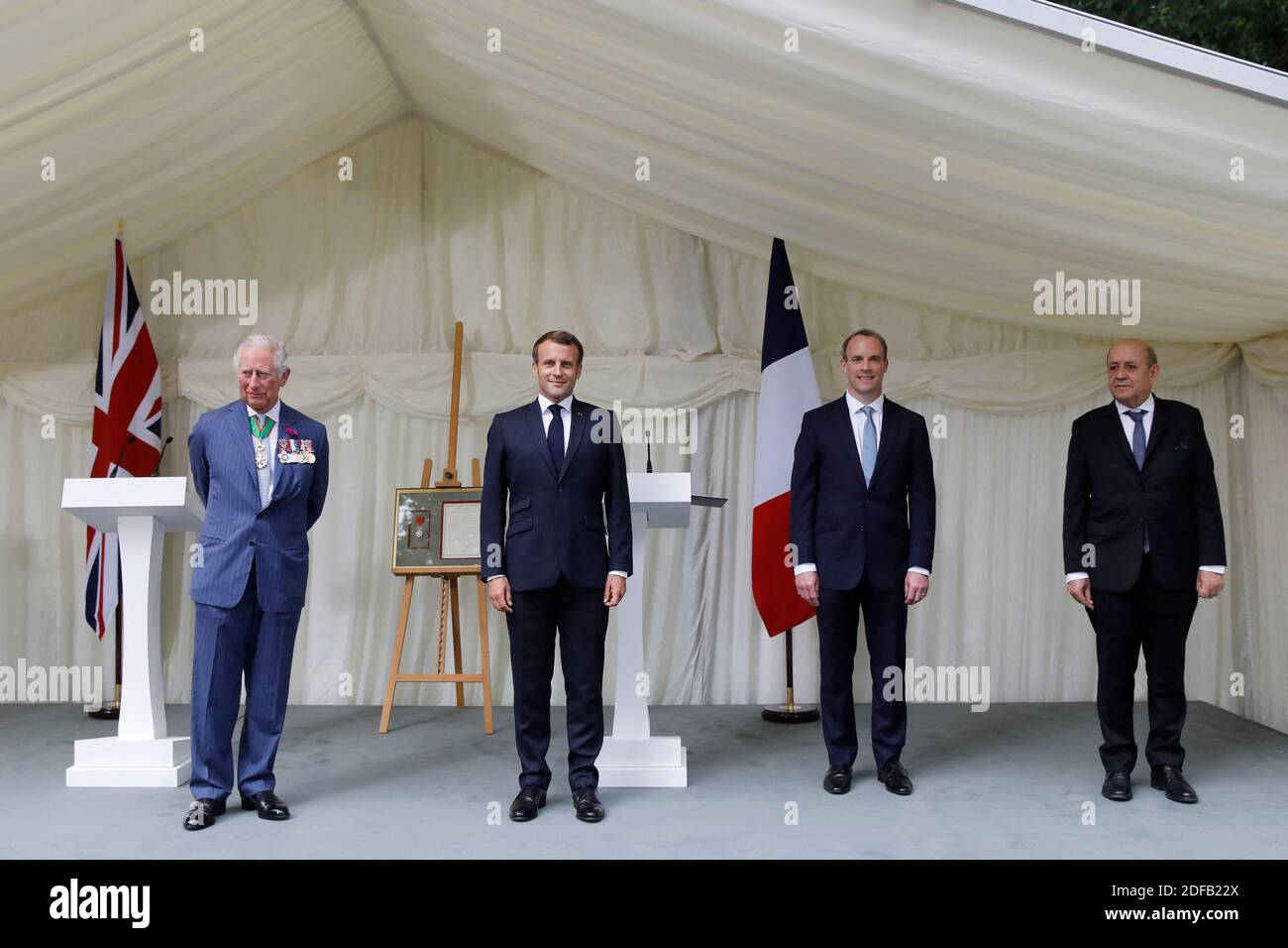 Britain's Prince Charles, Prince of Wales (L) French President Emmanuel Macron (2nd L), Britain's Foreign Secretary Dominic Raab (2nd R) and French Foreign Minister Jean-Yves Le Drian (R) stand after a ceremony to present the Legion d'Honneur – France's highest distinction – to London for services during WW2 at Carlton Gardens in central London on June 18, 2020 during a visit to mark the anniversary of former de Gaulle's appeal to French people to resist the Nazi occupation. - Macron visited London on June 18 to commemorate the 80th anniversary of former French president Charles de Gaulle's ap Stock Photo