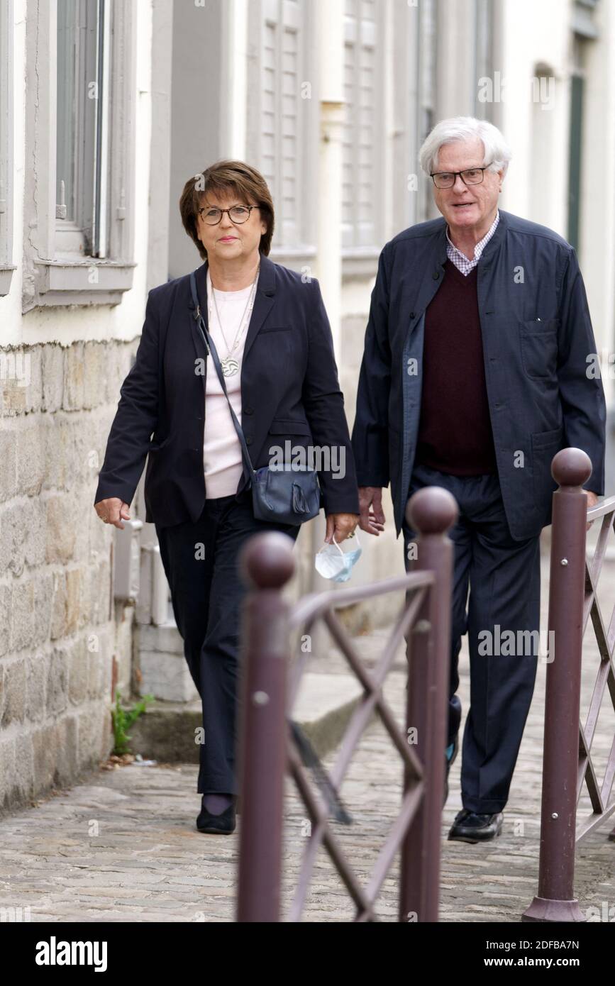 Socialist Party (PS) mayor of Lille Martine Aubry and her husband Jean-Louis  Brochen arrive at the polling station to vote for the second round of the  French mayoral elections on June 28,