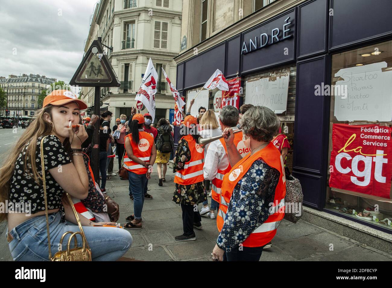 Echt niet voor mij Hoogland Strike movement at the shoe store André, and demonstration of more than 50  people in front of the store in Paris, France on June 30, 2020. The  inter-union, CGT, FO, CFDT protest