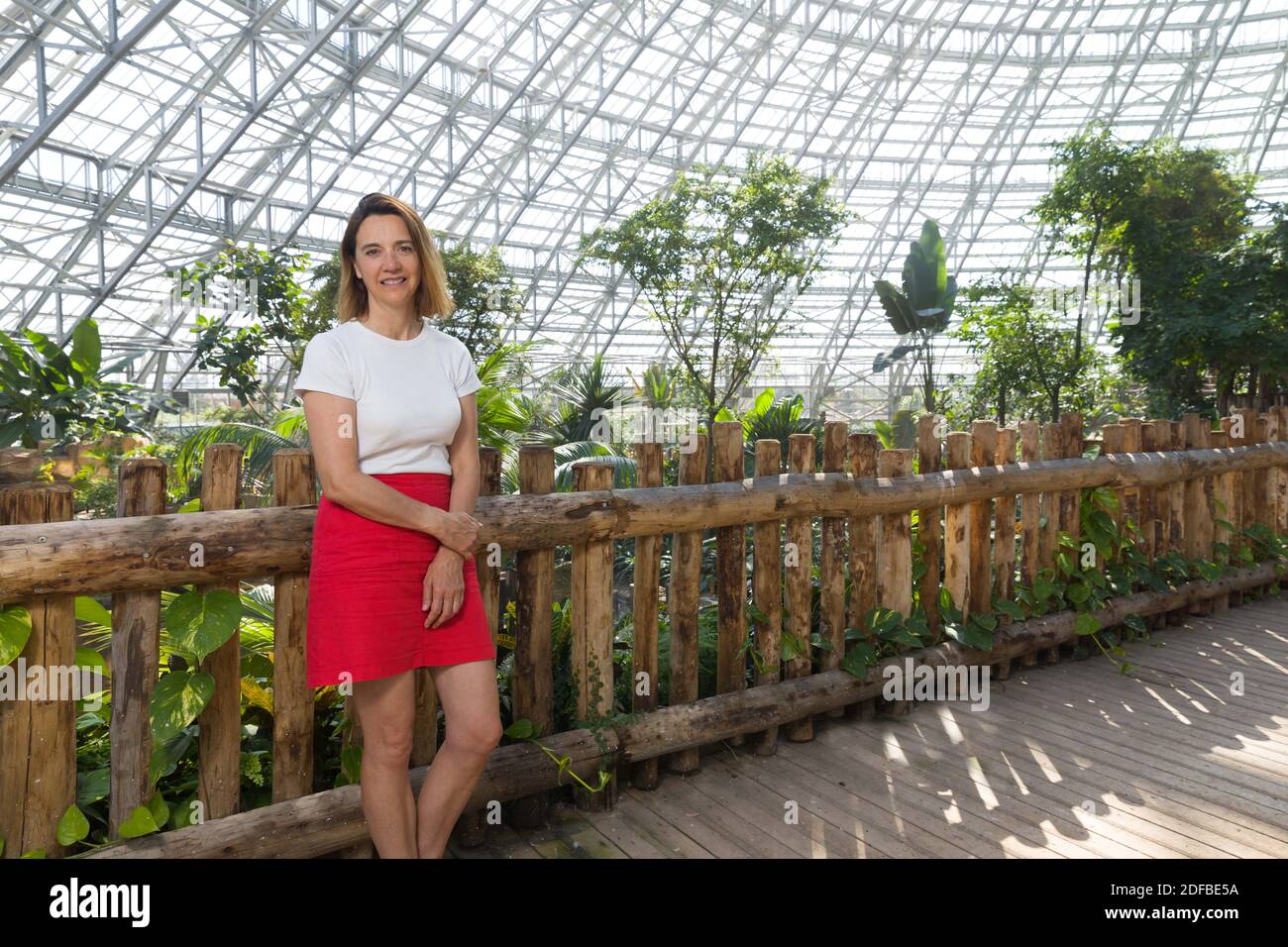 France, Loir-et-Cher (41, St Aignan sur Cher, portrait de Delphine Delord, directrice de la communication du zoo de Beauval dans le dôme tropical inauguré en 2020. Delphine Delord est la fille de la créatrice du zoo parc de Beauval; Photo de Pascal Avenet/ABACAPRESS.COM Stock Photo