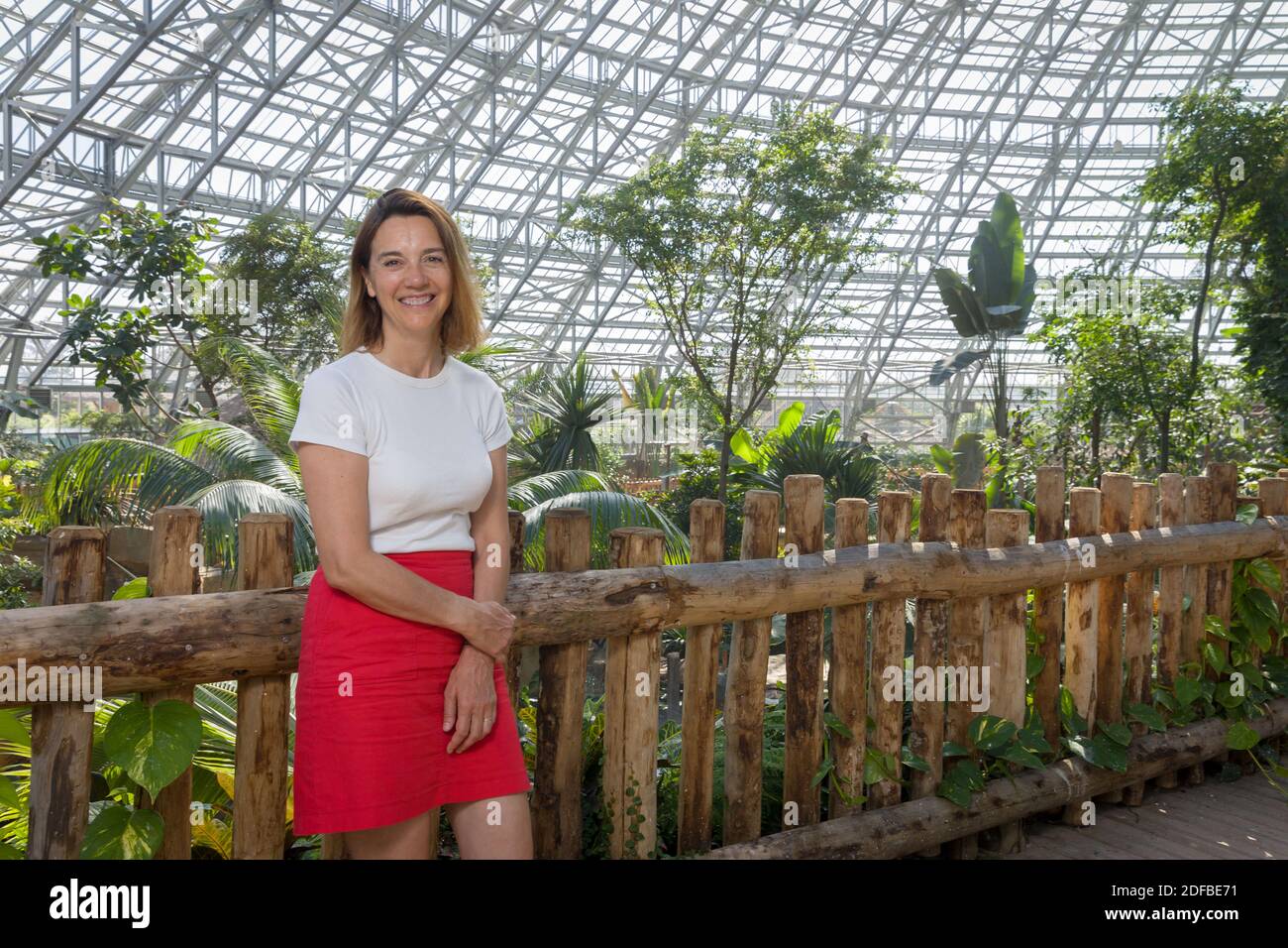 France, Loir-et-Cher (41, St Aignan sur Cher, portrait de Delphine Delord, directrice de la communication du zoo de Beauval dans le dôme tropical inauguré en 2020. Delphine Delord est la fille de la créatrice du zoo parc de Beauval; Photo de Pascal Avenet/ABACAPRESS.COM Stock Photo
