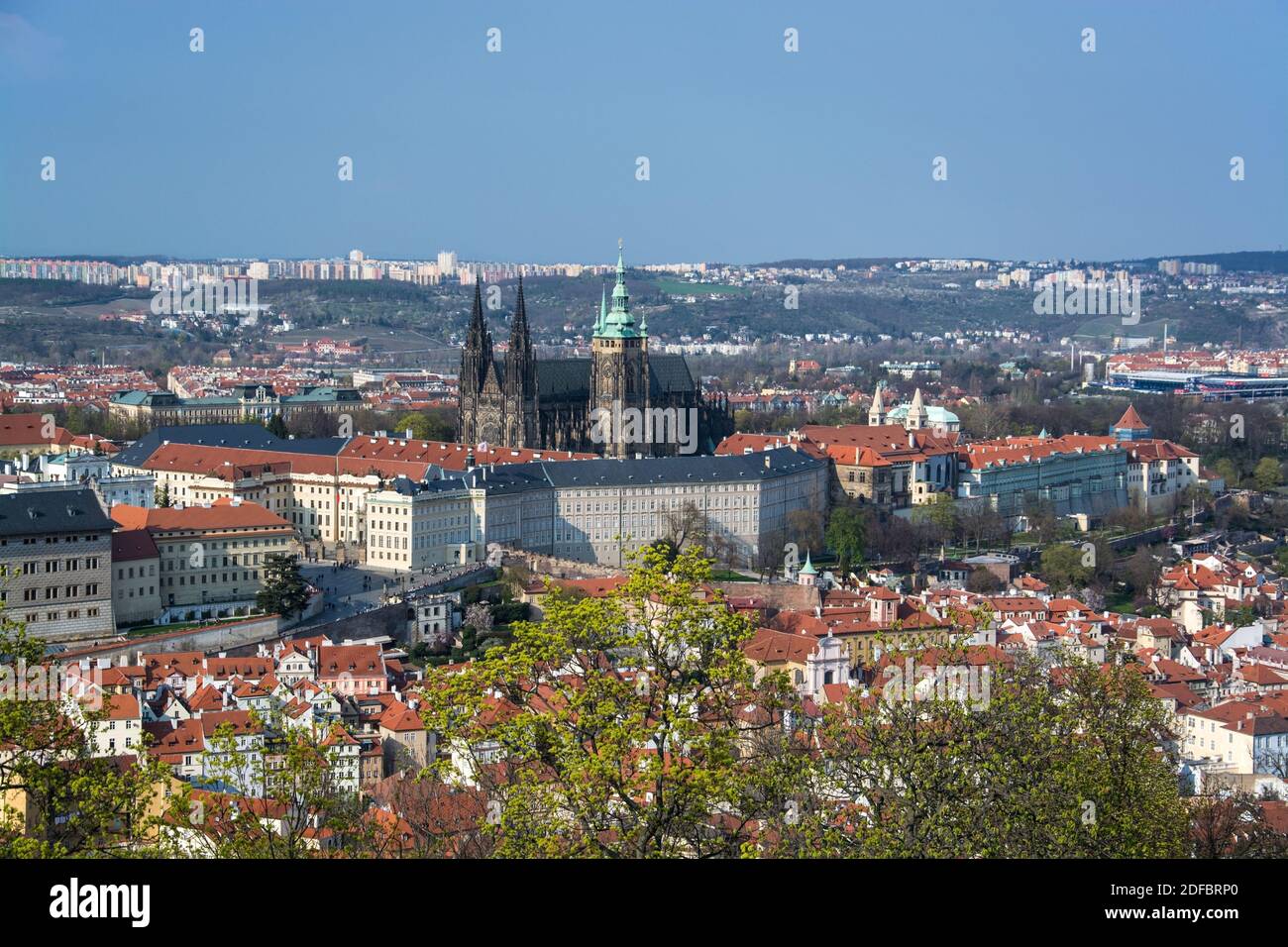 Prag ist die Hauptstadt der Tschechischen Republik und liegt an der Moldau. Die 'Stadt der hundert Tuerme' ist bekannt für den Altstaedter Ring mit bu Stock Photo