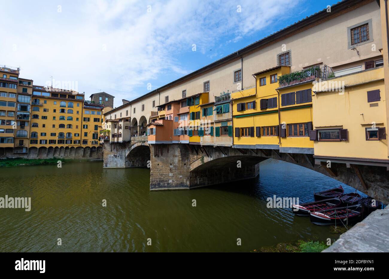 Der Ponte Vecchio ist die älteste Brücke über den Arno in der italienischen Stadt Florenz und gilt als eine der ältesten Segmentbogenbrücken der Welt. Stock Photo