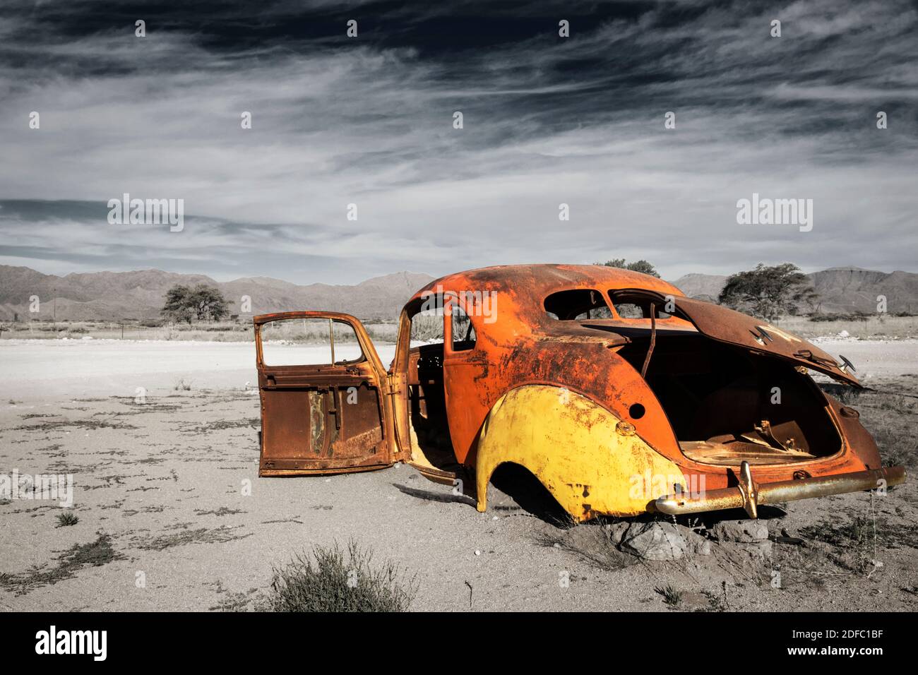 old rusty car in the desert Stock Photo