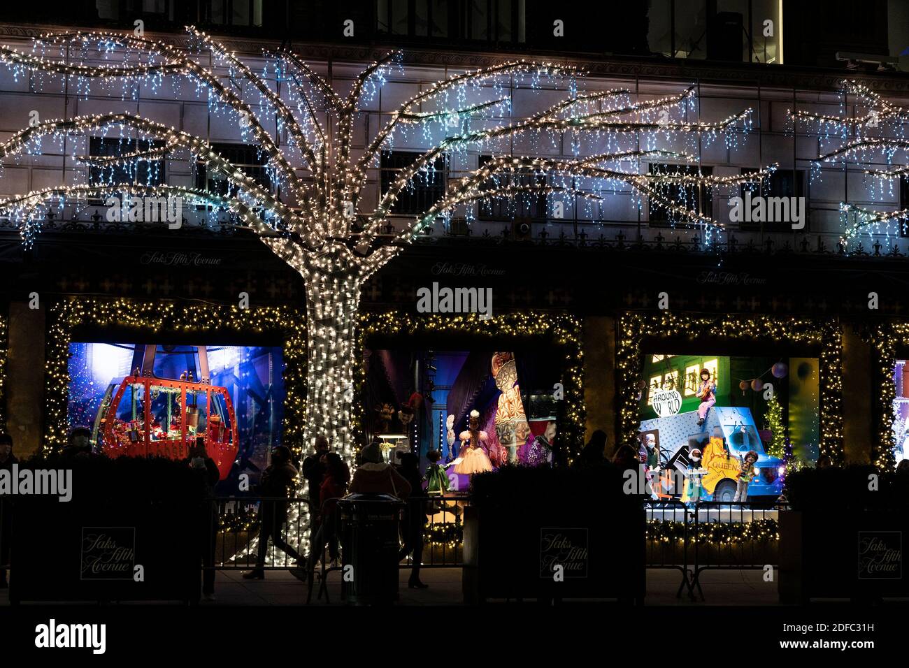 ⁴ᴷ⁶⁰ Walking Tour of the Saks Fifth Avenue Store Holiday Windows