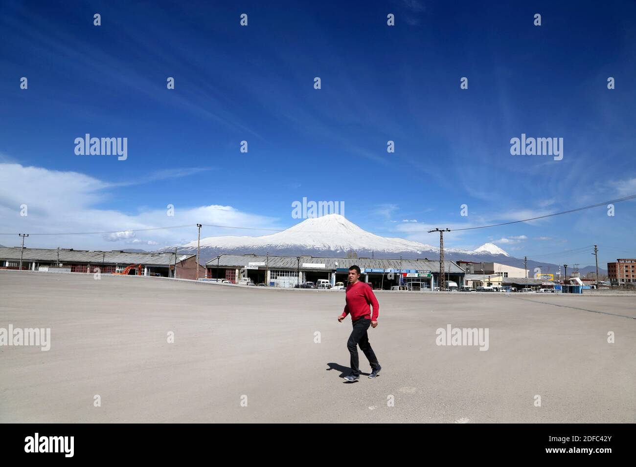 Turkey, view of Mount Ararat from Dogubayazit bus station Stock Photo