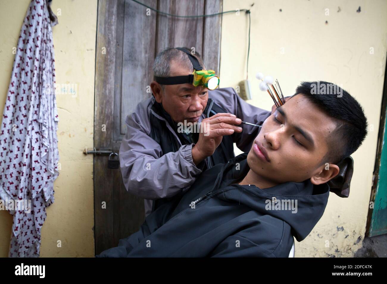 Vietnam, Hanoi, ear cleaning Stock Photo Alamy