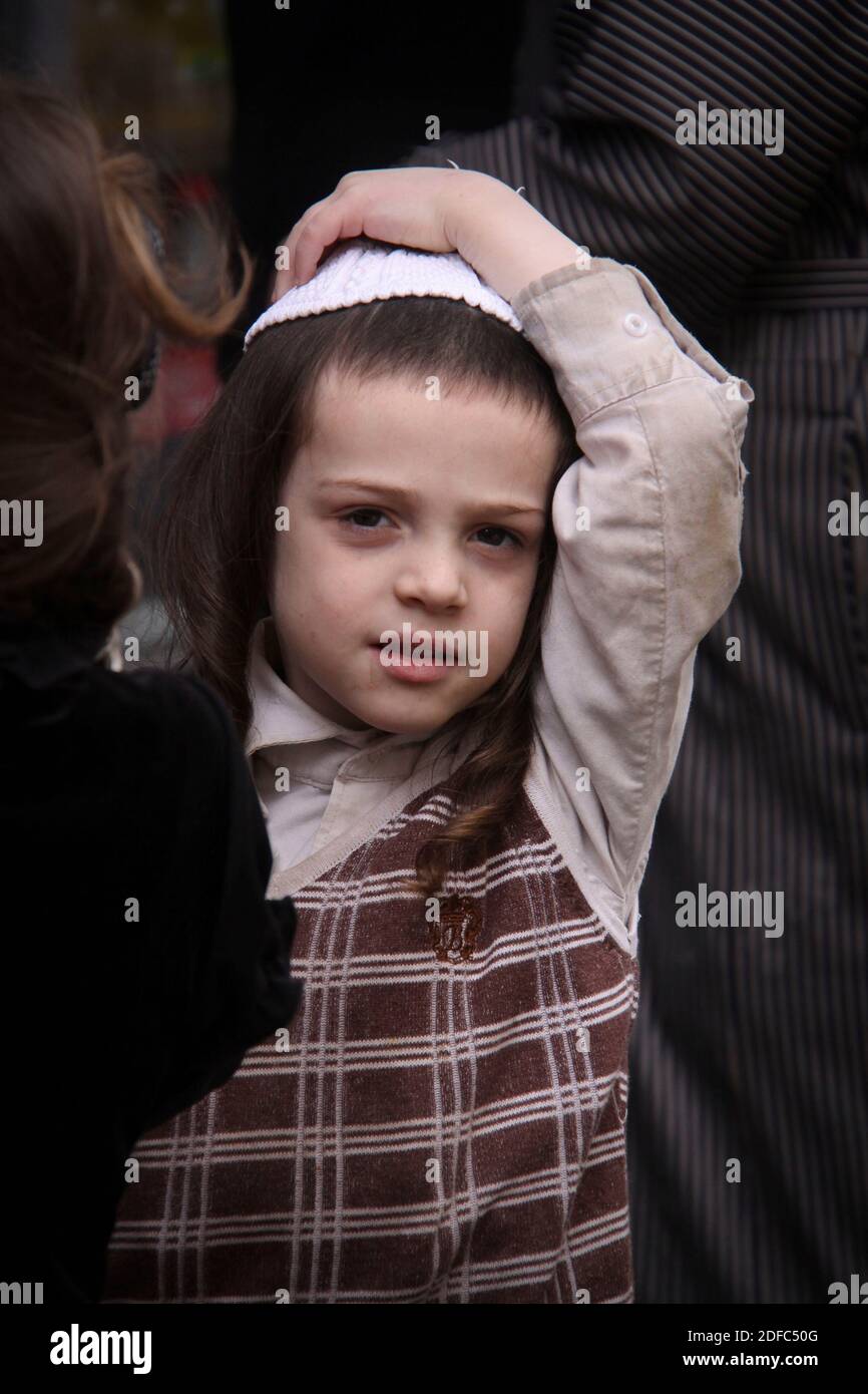 Israel, a Jewish child wearing the traditional kippah on Friday during Shabbat in Jerusalem Stock Photo