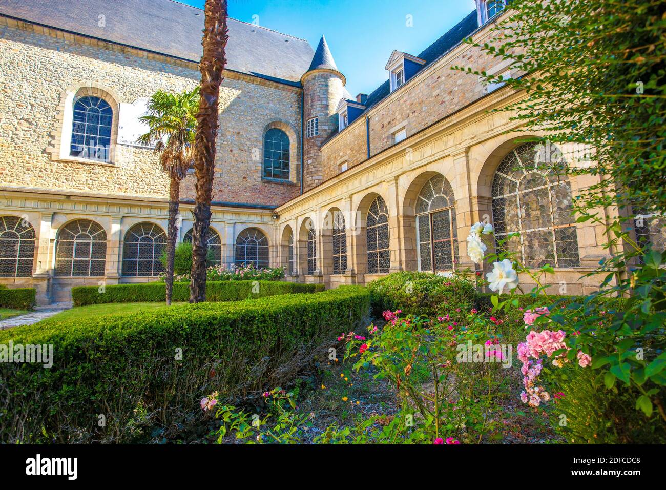 France, Morbihan (56), Brech, la cour int?rieure des clo?tres de la