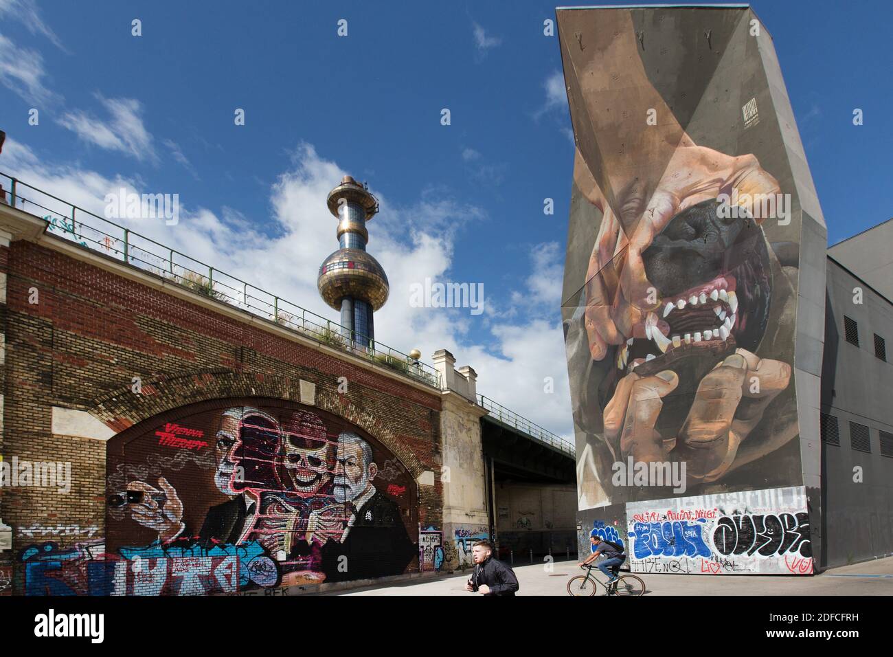 IN THE BACKGROUND THE THERMAL PLANT OF SPITTELAU, STREET ART, VIENNA, AUSTRIA Stock Photo