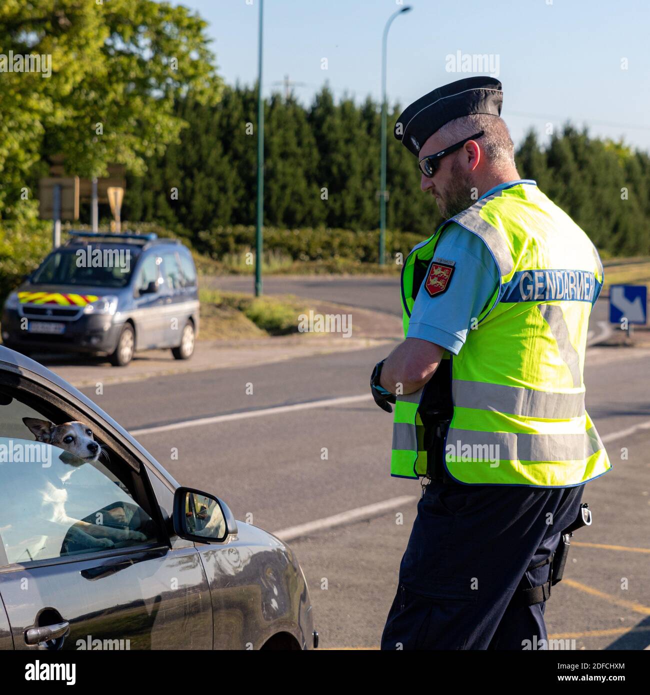 GENDARMERIE ROAD CHECK, VERIFICATION OF IDENTITY PAPERS DURING THE CONFINEMENT, RUGLES, EURE, FRANCE Stock Photo