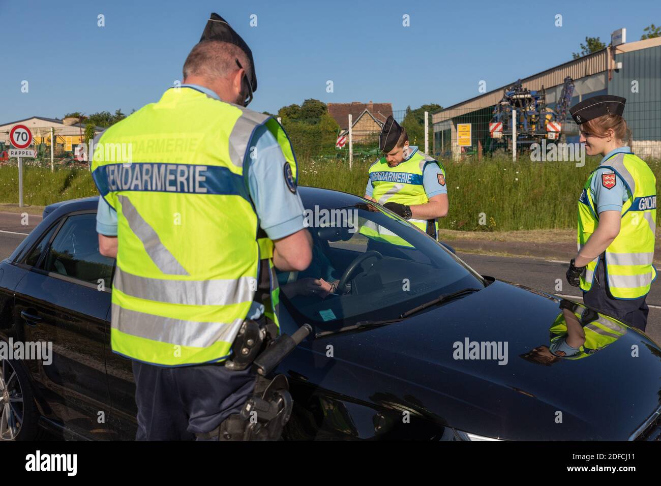 GENDARMERIE ROAD CHECK, VERIFICATION OF IDENTITY PAPERS DURING THE CONFINEMENT, RUGLES, EURE, FRANCE Stock Photo